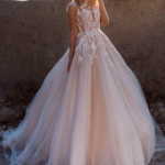 Vestido de Novia en A Bell?sima Espalda Ilusi?n y escote Coraz?n muy Profundo. Ref. MVNTPBJK