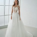 Vestido de Novia en Tul L?nea A Escote Cuchara Manga Larga con Apliques. Ref. MVNZN2FF