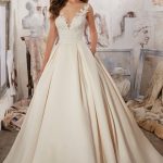 Vestido de Novia Linea A en Satín Escote en V Espalda Escotada con Hermosos Apliques. Ref. MVNFYXZH