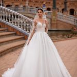 Espectacular Vestido de Novia Línea A Escote Ilusión Manga Larga con Hermosos Apliques Florales. Ref. QBYEP2568