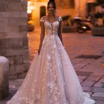 Espectacular Vestido de Novia Linea A Falda con Brillantes y Hermosos Apliques Florales. Ref: QBYEP7879