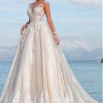 Bellísimo Vestido de Novia Línea A con encajes en Ilusión . Ref. QBYE61956