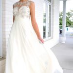 Vestido de Novia falda Recta Hermosa pedrería en Torso y Espalda Escotada. Ref. MVN75C8C