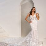 Vestido de Novia en Encaje Estilo Sirena Escote Profundo y Precioso Tren. Ref. QBYES4445