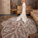 Vestido de Novia Estilo Sirena Escote Profundo Espalda en V con Apliques de Encaje y Perdrería Ref: QBYE3010