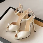 Bellísimos Zapatos Tacón Fino en Seda Satinada y Perla Grande Punta Abierta  Ref:  QR11251