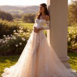 Espectacular Vestido de Novia Línea A Escote Strapless Manga Accesorio con Hermosos Apliques Florales. Ref. QBYE4G12